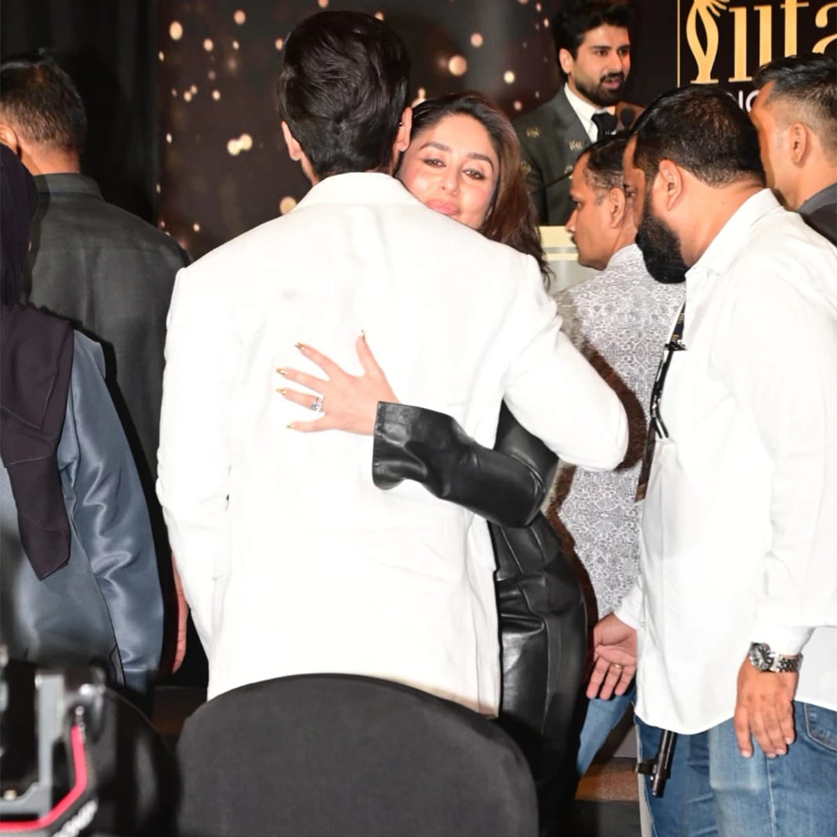 करीना आली, थांबली आणि तिनं शाहिदला मिठी मारली. शाहिद आणि करीनाला हसताना पाहून त्यांनी भूतकाळातील कटू आठवणी मागे टाकल्या आहेत, हे दिसून येतंय. शाहिद आणि करीनाला एकत्र बघू चाहते खूप आनंदी झाले आहेत. 