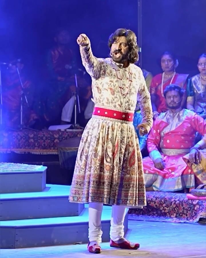 जरांगेंनी ऐकवलेली या हराम्यांची चर्चा हिडीस आणि संतापजनक आहे, असं किरण माने यांनी शेवटी म्हटलंय.