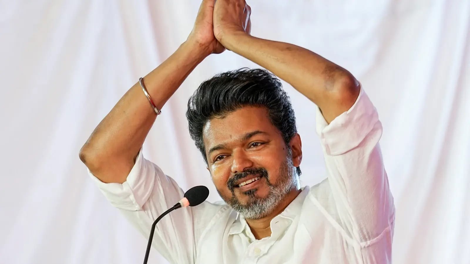 रवी प्रकाश म्हणाले की, 'थलपती विजय सेटवर खूप शांत असायचे. सीन शूट झाला की ते बाजूला जाऊन शांत बसायचे. त्यांची विचारक्षमता खूप चांगली आहे, हे मला तेव्हापासूनच समजलं होतं.'