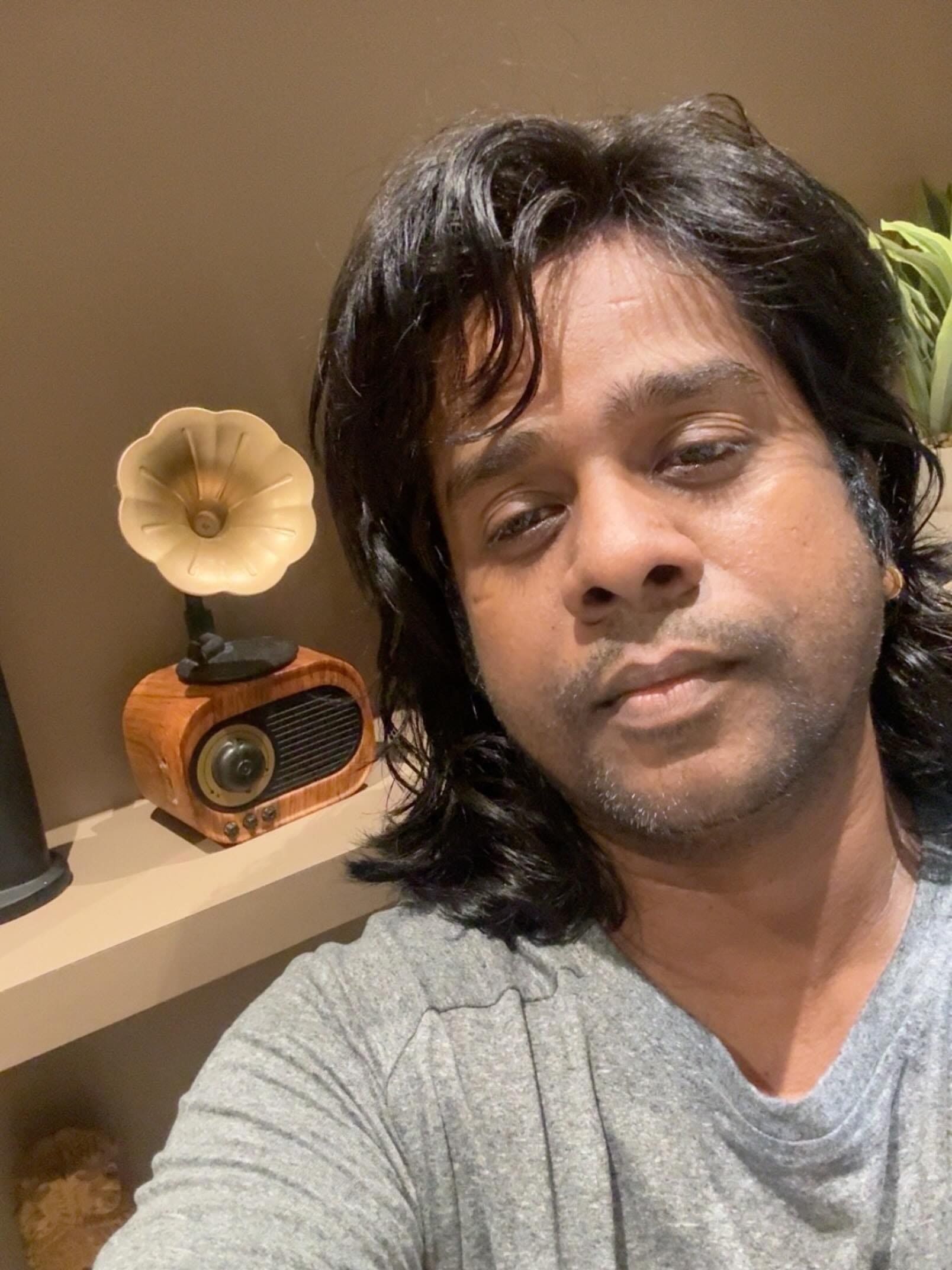 एका युजरनं लिहिलं की, 'चेहरा आणि मोबाईलचा कलर सेम आहे' त्यावर गौरवनं त्याच्या खास शैलीत सडेतोड उत्तर दिलंय.
