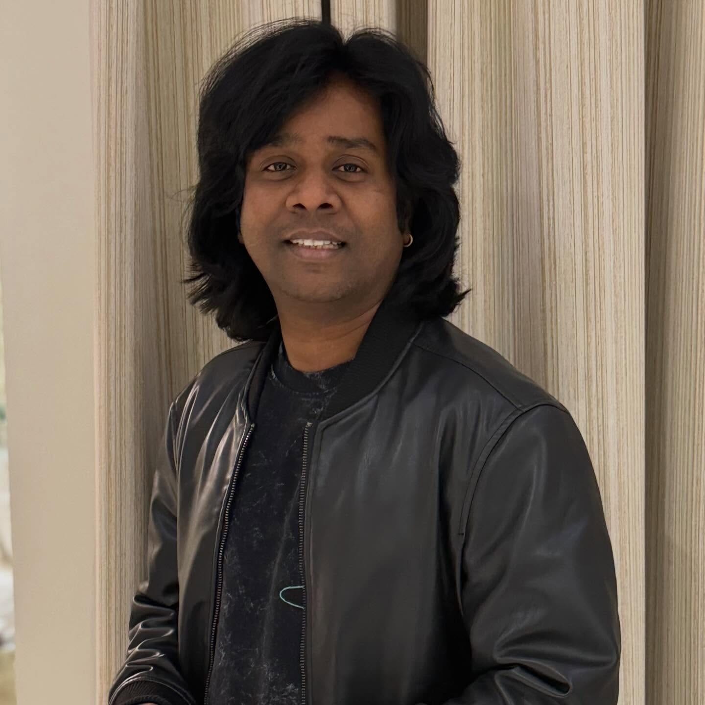 अशातच आता गौरव मोरेनं इन्स्टाग्रामवर नवीन आयफोनसोबतचा फोटो शेअर केला आहे. या फोटोवर कमेंट्स करत नेटकऱ्यांनी गौरवला त्याच्या दिसण्यावरून ट्रोल केलं आहे.