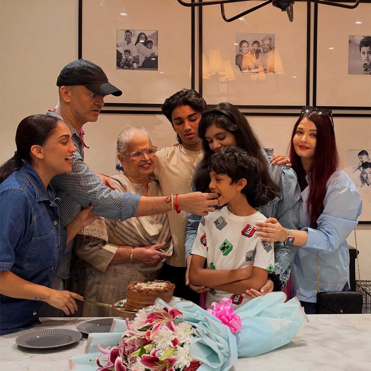 फोटोंमध्ये, आराध्या तिची आई ऐश्वर्यापेक्षा उंच दिसत आहे. या फोटोंमध्ये, ऐश्वर्यानं तिचा भाऊ आदित्य राय, आई वृंदा राय आणि मुलगी आराध्या यांच्यासोबत भाचा शिवांशचा वाढदिवस साजरा केला.