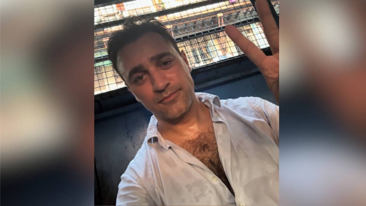 या यादीची सुरुवात बॉलिवूड अभिनेता इमरान खान याच्यापासूनच होते. त्याचा जन्म अमेरिकेतील मॅडिसन, विस्कॉन्सिन येथे झाला होता. अमेरिकेत जन्म झाल्यामुळे त्याच्याकडे अमेरिकेचे नागरिकत्व आणि पासपोर्ट आहे. अलीकडेच मुंबईतील ऑगस्ट क्रांती मैदानावर मुख्य निवडणूक आयुक्तांविरोधात आयोजित करण्यात आलेल्या CJP च्या आंदोलनात सहभागी झाल्यामुळे मुंबई पोलिसांनी त्यांना परदेशी नागरिकाकडून व्हिसाच्या नियमांचे उल्लंघन केल्याप्रकरणी 28 ऑक्टोबरपर्यंत देश सोडण्याची अधिकृत नोटीस बजावली आहे.