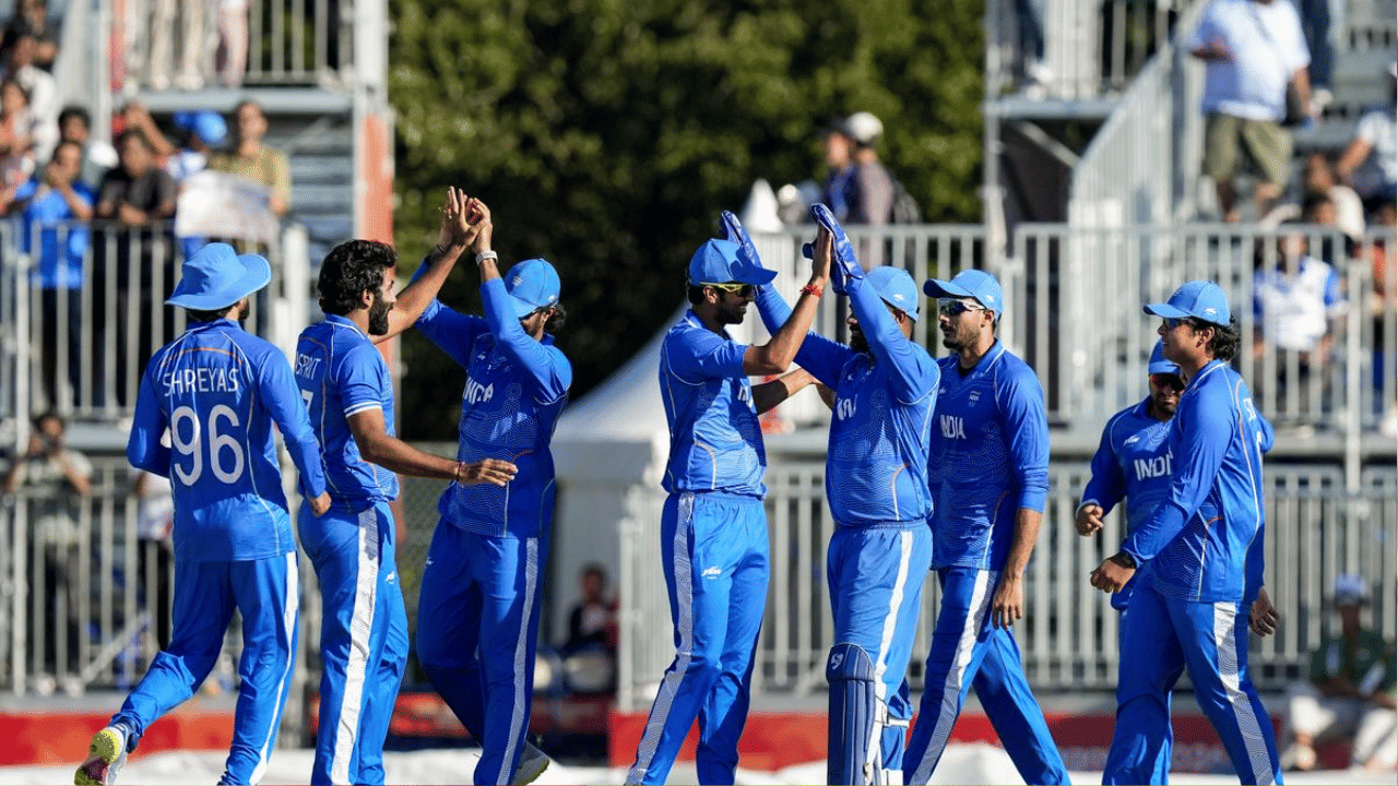 IND vs PAK: भारताच्या यंग ब्रिगेडनं मैदान गाजवलं, पाकिस्तानची जिरवली अन् सुवर्णपदक जिंकलं IND vs PAK: भारताच्या यंग ब्रिगेडनं मैदान गाजवलं, पाकिस्तानची जिरवली अन् सुवर्णपदक जिंकलं