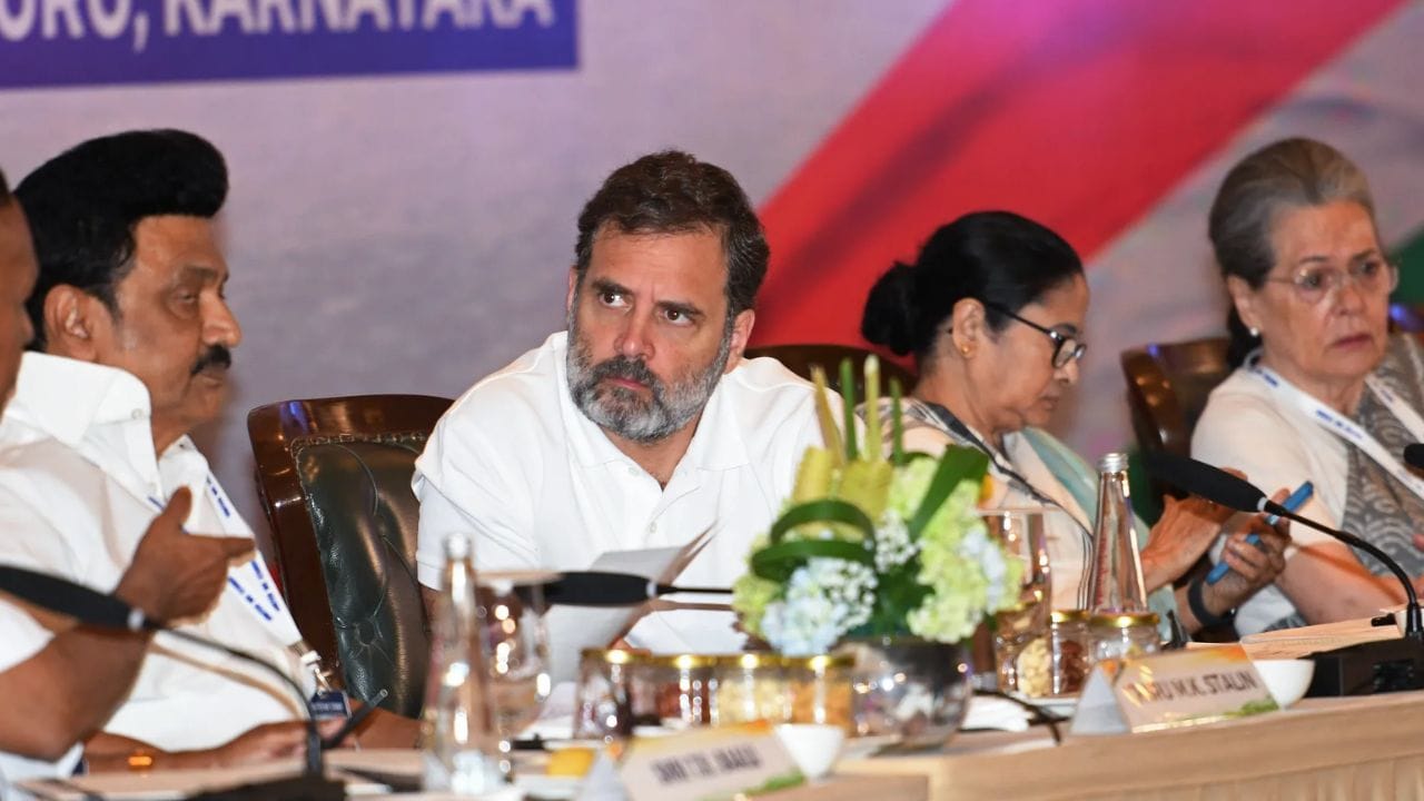 ज्ञानेश कुमार यांच्या विरोधात इंडिया आघाडी पुन्हा आक्रमक; विरोधकांचा नवा प्लान आला समोर ज्ञानेश कुमार यांच्या विरोधात इंडिया आघाडी पुन्हा आक्रमक; विरोधकांचा नवा प्लान आला समोर