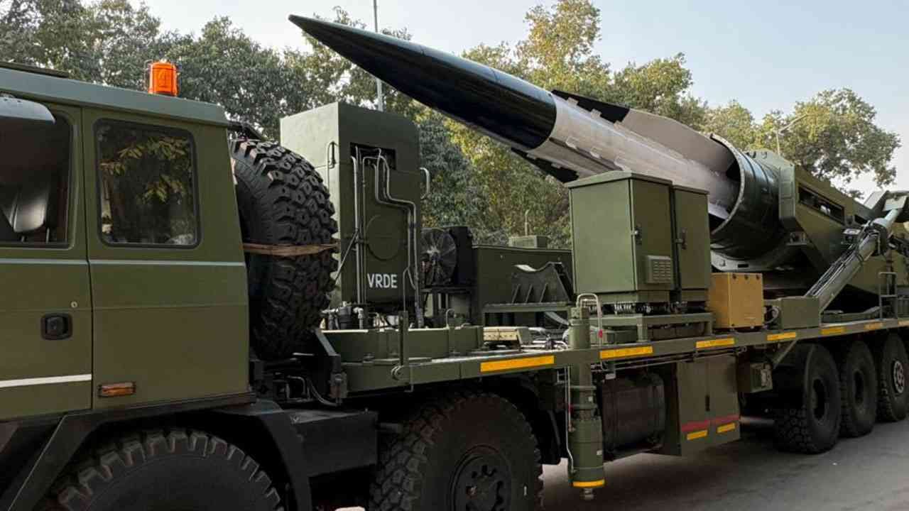 India Hypersonic Missile : कसं रोखणार? चीन-पाकिस्तानकडे उत्तरचं नाही, भारताचं हायपरसोनिक मिसाइल रेडी India Hypersonic Missile : कसं रोखणार? चीन-पाकिस्तानकडे उत्तरचं नाही, भारताचं हायपरसोनिक मिसाइल रेडी