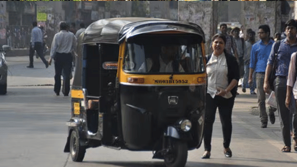 रिक्षाची रचना अरुंद आणि गर्दीच्या रस्त्यांचा विचार करून करण्यात आलेली आहे. तीन चाकांमुळे रिक्षेला कमी जागेत सहज वळता येते. त्यामुळे छोट्या गल्ल्यांमध्ये किंवा गर्दीच्या भागातही चालकाला रिक्षा हाताळणे अगदी सोपे जाते.