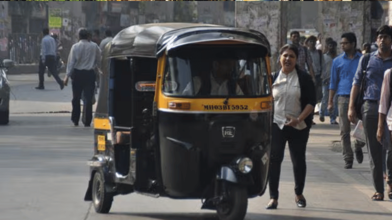 रिक्षाची रचना अरुंद आणि गर्दीच्या रस्त्यांचा विचार करून करण्यात आलेली आहे. तीन चाकांमुळे रिक्षेला कमी जागेत सहज वळता येते. त्यामुळे छोट्या गल्ल्यांमध्ये किंवा गर्दीच्या भागातही चालकाला रिक्षा हाताळणे अगदी सोपे जाते.