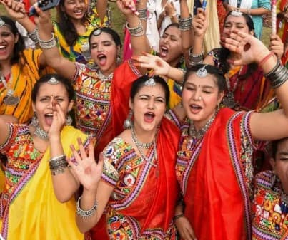 नवरात्रीच्या पार्श्वभूमीवर आता IV ड्रिप थेरपीची चर्चा होत आहे. अहमदाबादमध्ये नवरात्रीच्या पार्श्वभूमीवर Gen Z तरुण IV ड्रिप थेरपीचा करून घेताना दिसत आहेत. गरबा आणि दांडिया नाइटसाठी उत्साही राहण्यासोबतच चेहऱ्यावर ग्लो यावा, यासाठी ही थेरेपी घेतली जातेय.