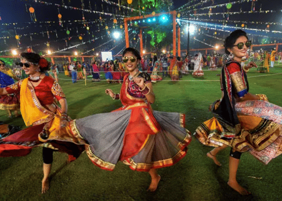 IV ड्रिप थेरपीमध्ये काही महत्त्वाचे फ्ल्यूड्स आणि काही पोषक घटकं थेट रक्तवाहिन्यांमध्ये टाकले जातात. अनेक ब्युटी क्लिनिक आणि वेलनेस क्लिकीन वेगवेगळ्या प्रकारचे आयव्ही ड्रीप थेरेपी करतात. यामध्ये अनेकदा व्हिटॅमिन C, व्हिटॅमिन B, झिंक, मॅग्नेशियम आणि ग्लुटाथायोन यांसारखे घटक असलेल्या ड्रिप्स दिल्या जातात.