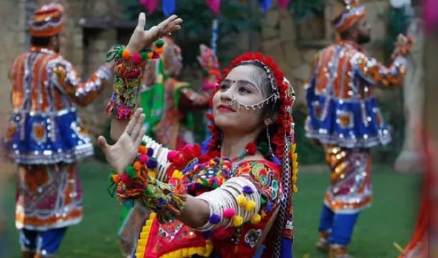 अशा प्रकारची आयव्ही ड्रीप घेतल्यावर शरीरात पाण्याची कमतरता भासत नाही. शरीरातील ऊर्जा वाढते. तसेच त्वचेला चमक येते असे दावे केले जातात नवरात्रीत अनेक तास गरबा खेळल्याने आणि रात्री उशिरापर्यंत जागरण केल्याने तरुणांना थकवा जाणवतो हाच थकवा जाणवू नये म्हणूनही अनेकजण आयव्ही ड्रीप थेरेपी घेतात.