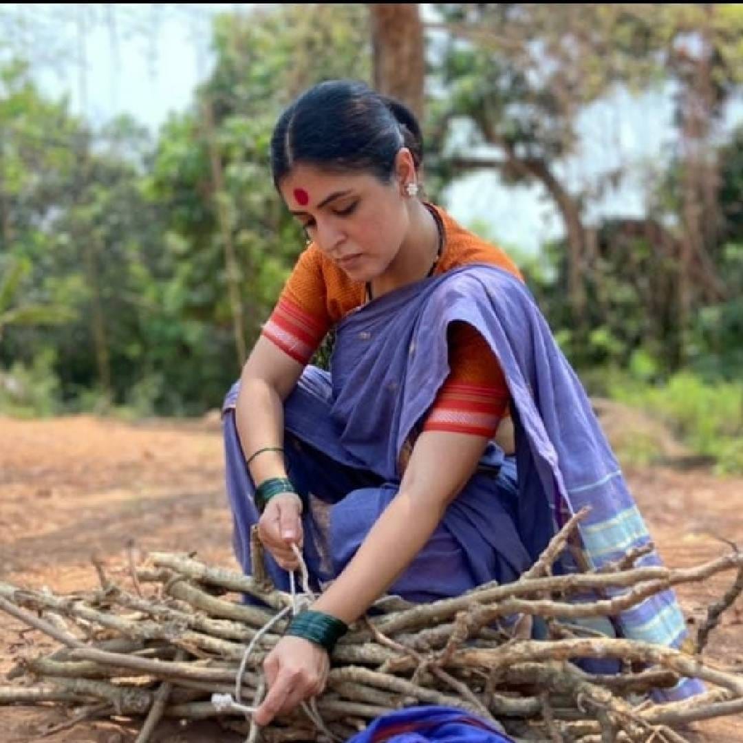 लग्नापूर्वी पूजाच्या मैत्रिणींनी तिचं केळवण थाटात साजरं केलं. या कार्यक्रमाचे फोटो आणि व्हिडीओ तिने सोशल मीडियावर शेअर केले आहेत. विशेष म्हणजे, पूजासोबत तिची मैत्रीण वैष्णवी हिचंही केळवण एकत्र करण्यात आलं. या सोहळ्यातील आनंदाचे क्षण चाहत्यांचं लक्ष वेधून घेत आहेत.
