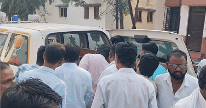 ट्रक आणि दुचाकीच्या धडकेत अख्खं कुटुंबच संपलं, तीन बालकांसह सहा जण.