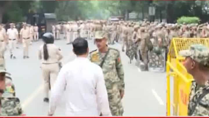 Delhi Jantar- Mantar CJP Andolan : सीजेपी आंदोलनाआधी दिल्लीचं छावणीत रूपांतर; जंतर-मंतरवर BSF, CRPF अन्.... Delhi Jantar- Mantar CJP Andolan : सीजेपी आंदोलनाआधी दिल्लीचं छावणीत रूपांतर; जंतर-मंतरवर BSF, CRPF अन्....