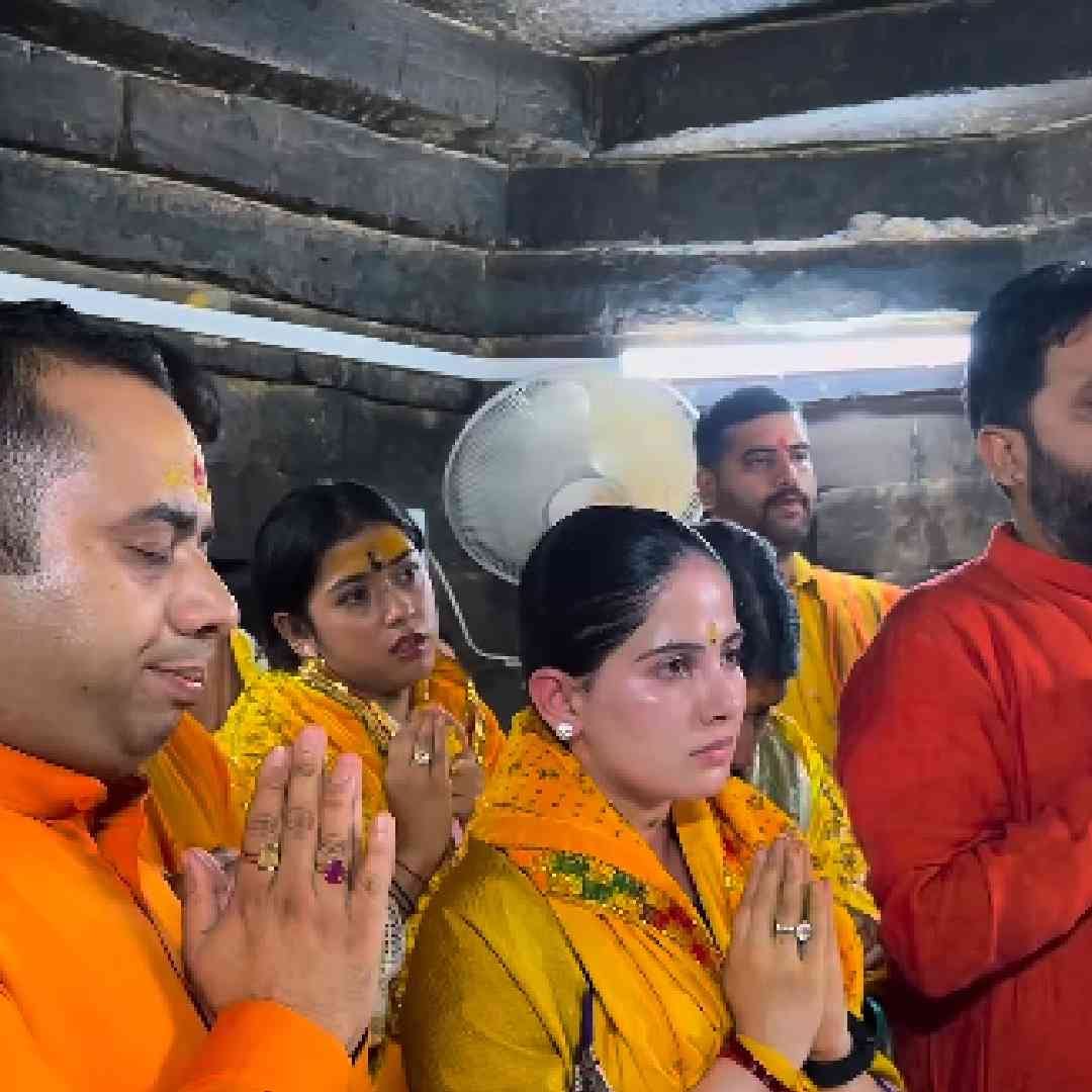 श्री बगलामुखी मंदिरात जाण्याआधी जया किशोरी यांनी विश्व प्रसिद्ध शक्तिपीठ श्री ज्वालामुखी मंदिर आणि कांगडाच्या दुसऱ्या मंदिरात जाऊन आशीर्वाद घेतले. श्री ज्वालामुखी मंदिरात त्यांनी विधिवत पूजा-अर्चना केली. मातेच्या पवित्र ज्योतीचं दर्शन केलं. ज्वालामुखी मंदिरात त्या रानी पिंक कलरचा सूट घालून गेलेल्या. 