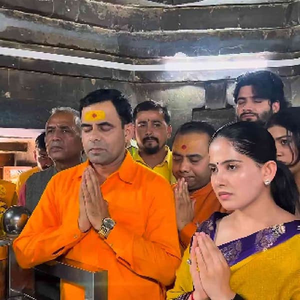 मूळच्या कथावाचक मोटिवेशनल स्पीकर असलेल्या जया किशोरी नवरात्रीमध्ये हिमाचल प्रदेशच्या प्रसिद्ध मंदिरात दर्शन घेताना दिसतायत. त्यांचे फोटो सोशल मीडियावर व्हायरल होत आहेत. जया किशोरी उपस्थितांमध्ये सकारात्मक दृष्टीकोन निर्माण करण्यासाठी ओळखल्या जातात.