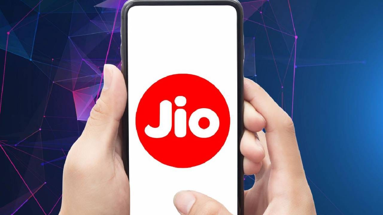 डेटासोबत या प्लॅनमध्ये अनलिमिटेड व्हॉइस कॉलिंगची सुविधा देण्यात आली आहे. तसेच दररोज 100 एसएमएस पाठवता येतात. त्यामुळे कॉलिंग आणि मेसेजिंगसाठी वेगळा रिचार्ज करण्याची गरज राहत नाही. या प्लॅनचे आणखी एक आकर्षण म्हणजे JioHotstar मोबाइल सब्सक्रिप्शन. 
