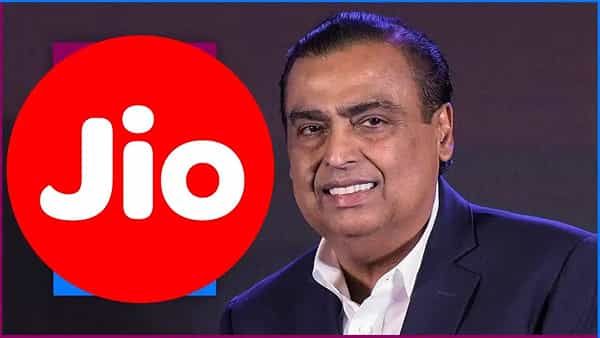 मोबाइल रिचार्ज करताना केवळ डेटा आणि कॉलिंगच नाही, तर OTT आणि AI सुविधाही मिळाव्यात अशी अनेकांची अपेक्षा असते. रिलायन्स जिओच्या 719 रुपयांच्या प्रीपेड प्लॅनमध्ये अशाच अनेक सुविधा एकत्र देण्यात आल्या आहेत. या प्लॅनमध्ये 70 दिवसांची वैधता, दररोज 2GB हाय-स्पीड डेटा, अनलिमिटेड कॉलिंग आणि दररोज 100 एसएमएस मिळतात. याशिवाय JioHotstar, JioAICloud आणि Google Gemini Pro सारखे अतिरिक्त फायदेही मिळत आहेत.