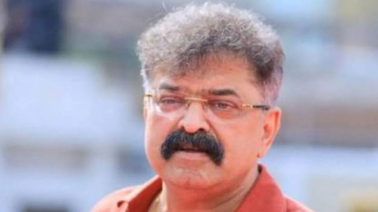 जितेंद्र आव्हाड यांना रात्री धमकीचा फोन आला. धमकी देणाऱ्याने दोन-तीन वेळा फोन करत अर्वाच्च भाषेत बोलत धमकी दिल्याची माहिती आहे.