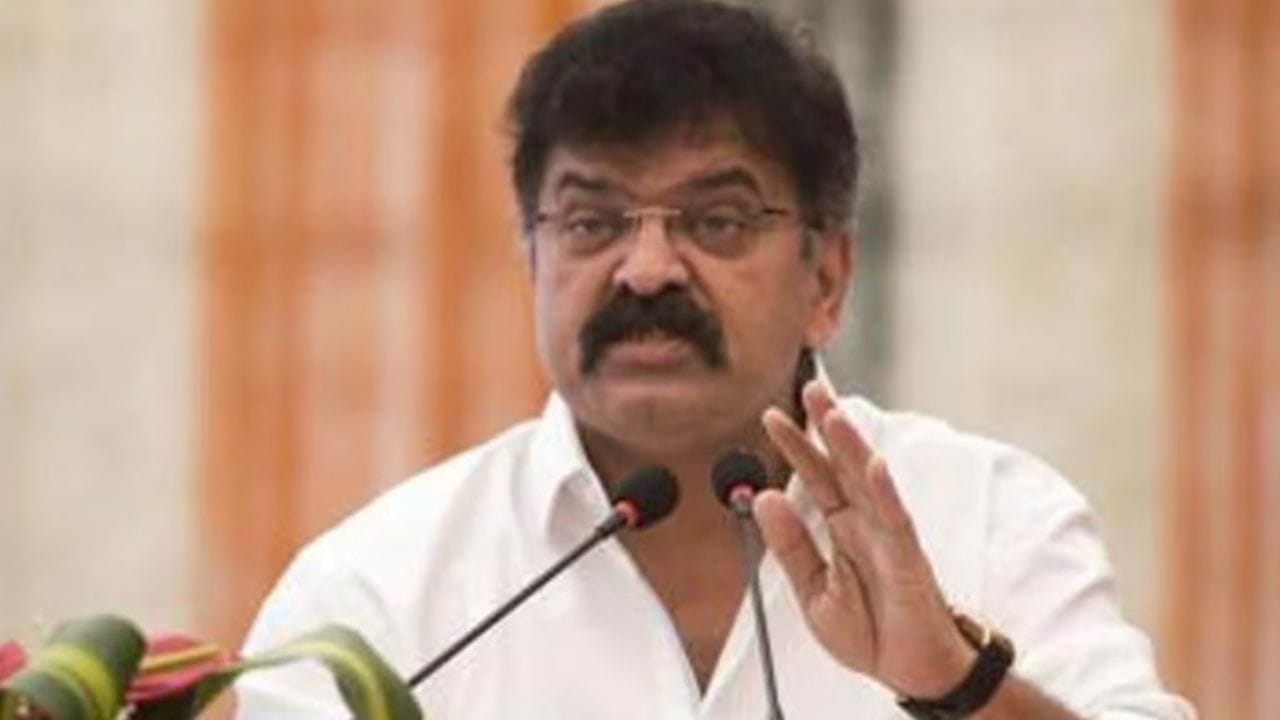 जितेंद्र आव्हाड यांना धमकी मिळाल्यानंतर राजकीय वर्तुळात खळबळ उडाली आहे. त्यांनी स्वत: सोशल मीडियावर पोस्ट करत धमकी देणाऱ्याची माहिती उघड केली आहे.