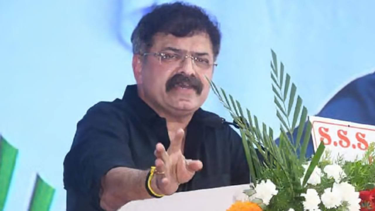 बॉलिवूड अभिनेता टायगर श्रॉफवर रविवारी भर रस्त्यात त्याच्या कारवर गोळीबार करण्यात आला. तीन आरोपींनी त्याच्या कारवर गोळीबार केला. या गोळीबारात टायगर थोडक्यात बचावला. टायगरनंतर आता शरद पवार गटाचे आमदार जितेंद्र आव्हाड यांनाही जीवे मारण्याची धमकी मिळाल्याची घटना उघडकीस आली आहे.