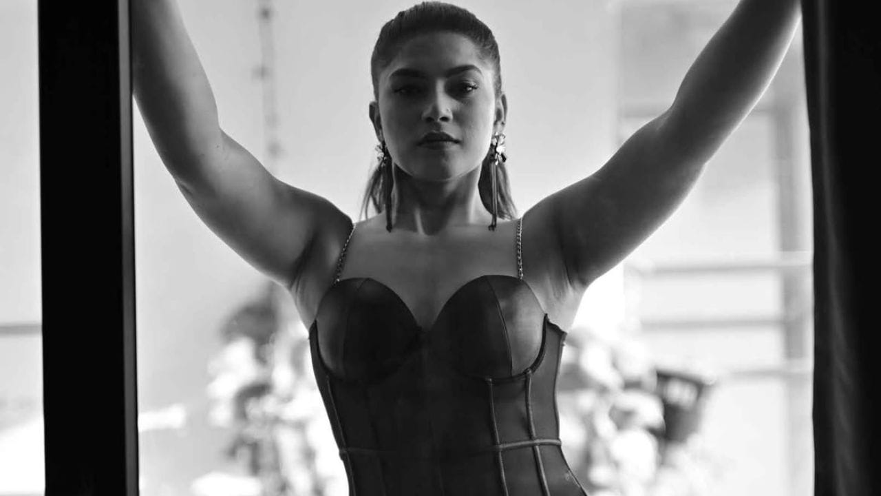 या लूकमध्ये कल्याणीने ब्लॅक कॉर्सेट-स्टाइल बॉडीसूट परिधान केला आहे. त्यावरील ट्रान्सपरंट पॅनल्समुळे आउटफिटला बोल्ड आणि ग्लॅमरस टच मिळतो.