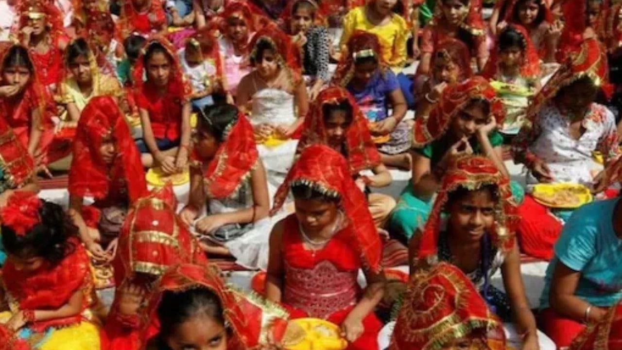 कन्या पूजनाच्या दिवशी घरी आलेल्या कन्याले काळ्या रंगाची भेटवस्तू देणे टाळावे. तसेच महिलांनी चामडं, स्टील, लोखंडाच्या वस्तू देणे टाळाव्यात. या वस्तू दिल्यास शनी, राहू-केतूचा परिणाम जाणवण्याची शक्यता आहे.