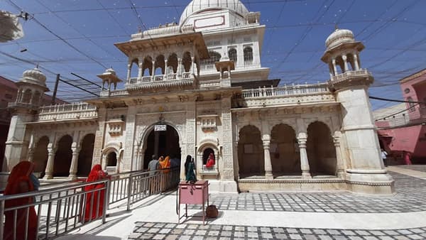 राजस्थान म्हटलं की किल्ले, राजवाडे आणि वाळवंट आठवतं. पण याच राजस्थानात एक असं मंदिर आहे, जिथे देवतेसोबतच हजारो उंदीरांची पूजा केली जाते. मंदिराच्या परिसरात हे उंदीर मोकळेपणाने वावरतात, भाविकांच्या पायाजवळून जातात. त्यांच्यासाठी दूध आणि मिठाईचा नैवेद्य सुद्धा दाखवला जातो. नेमकी या मागची काय कथा आहे जाणून घ्या