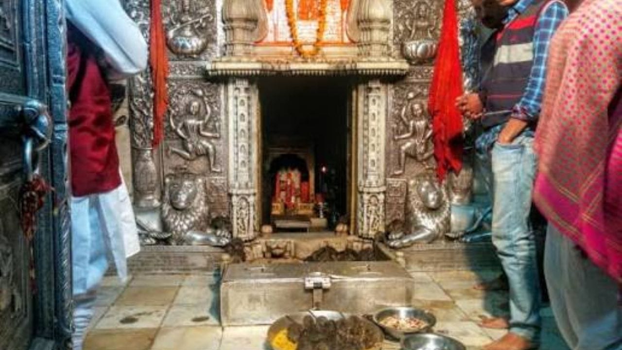 हे मंदिर राजस्थानच्या बिकानेर जिल्ह्यातील देशनोक येथे आहे. बीकानेर शहरापासून हे ठिकाण सुमारे 30 किमी अंतरावर आहे. करणी माता मंदिर म्हणून प्रसिद्ध असलेल्या या मंदिराला जगभरात 'Rat Temple' म्हणून ओळखलं जातं