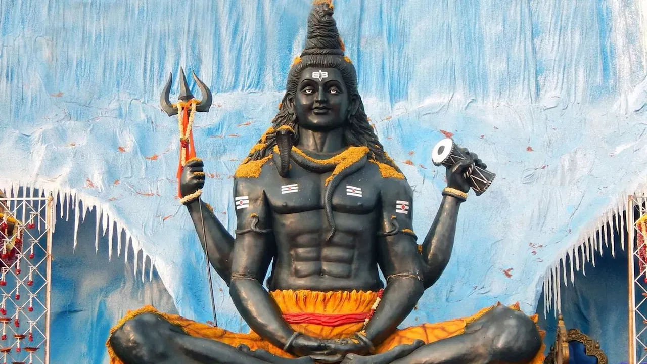 पौर्णिमेच्या दिवशी सत्यनारायण व्रत करणे विशेषतः शुभ मानले जाते. या दिवशी व्रत केल्याने अद्भुत लाभ मिळतात. केवळ व्रत केल्यानेच नव्हे, तर त्यामागील कथा ऐकल्यानेही विशेष परिणाम मिळतात. टीप: वरील माहिती केवळ इंटरनेटवर आधारित आहे. टीव्ही९ तेलुगूने याची पडताळणी केलेली नाही.