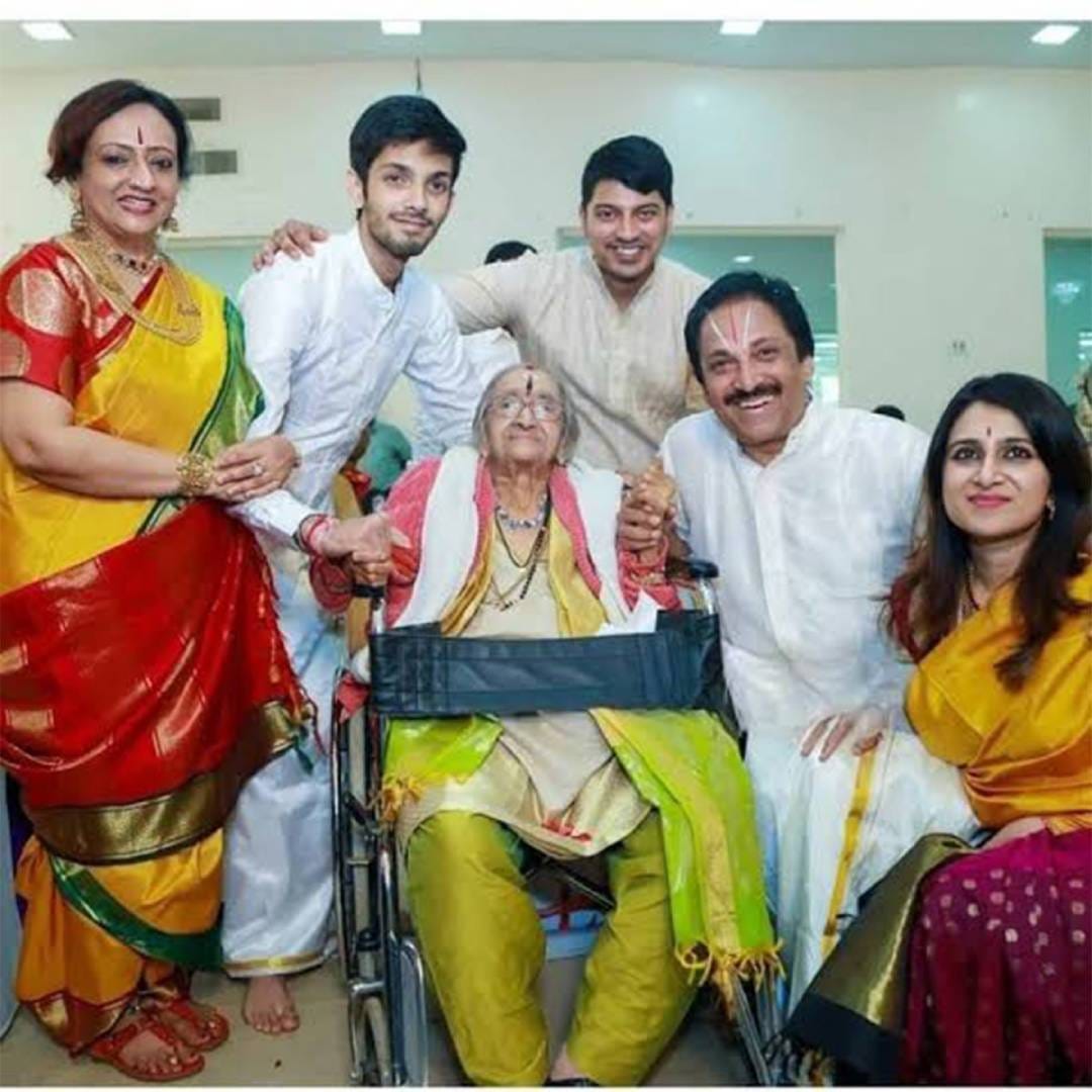 अनिरुद्धची आई लक्ष्मी रविचंदर या शास्त्रीय नृत्यांगना आहेत. कुटुंबातील कलाक्षेत्राशी असलेलं नातं अनिरुद्धच्या व्यक्तिमत्त्वातही दिसून येतं. संगीत आणि अभिनय अशा दोन वेगवेगळ्या कलाप्रकारांशी जोडलेल्या कुटुंबात वाढल्यामुळे त्याला कलेची जवळून ओळख झाली. अनिरुद्धची बहीण वैष्णवी रविचंदर हिचाही कुटुंबात समावेश आहे. 
