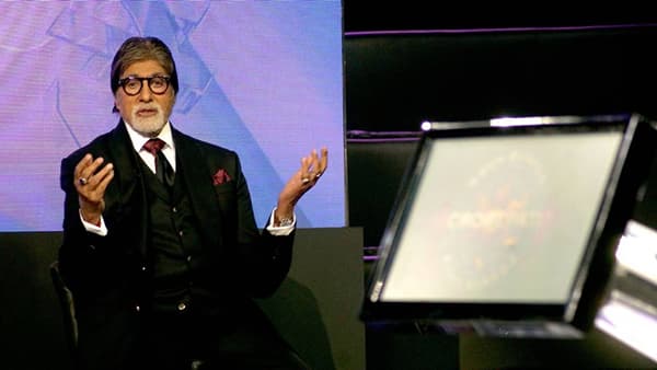 टीव्हीवरील सर्वाधिक लोकप्रिय क्विझ शोमध्ये गणला जाणारा कौन बनेगा करोडपती (KBC) पुन्हा एकदा प्रेक्षकांचे मनोरंजन करत आहे. बॉलिवूडचे महानायक अमिताभ बच्चन यांच्या सूत्रसंचालनामुळे या शोला प्रेक्षकांचे भरभरून प्रेम मिळते. या शोमध्ये सामान्य ज्ञानाच्या जोरावर सामान्य माणसालाही लाखो आणि कोट्यवधी रुपये जिंकण्याची संधी मिळते. मात्र, एक प्रश्न अनेकांच्या मनात नक्कीच येतो. जेव्हा KBC आपल्या स्पर्धकांना इतकी मोठी बक्षिसे देतो, तेव्हा हा शो स्वतः पैसे कसे कमावतो? स्पर्धकांना कोट्यवधी रुपये दिल्यानंतरही या शोचे आर्थिक गणित कसे जुळतं? चला, जाणून घेऊया.. ( All Image Source | GettyImages)