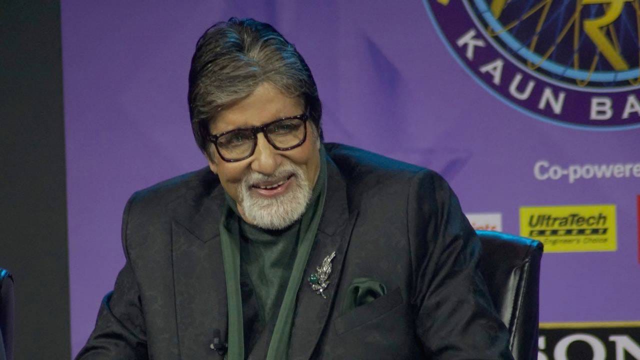 KBC च्या उत्पन्नाचा प्रमुख स्रोत म्हणजे जाहिराती. शोला मोठ्या प्रमाणावर प्रेक्षक मिळत असल्यामुळे अनेक कंपन्या आपल्या उत्पादनांची आणि सेवांची जाहिरात करण्यासाठी या कार्यक्रमाला पसंती देतात. शोच्या प्रत्येक भागादरम्यान ठरावीक अंतराने जाहिराती दाखवल्या जातात. या जाहिराती प्रसारित करण्यासाठी कंपन्या चॅनलला पैसे देतात. शोची लोकप्रियता, टीआरपी, प्रेक्षकांची संख्या आणि जाहिरातींची वेळ यानुसार जाहिरातींचे दर ठरू शकतात. विशेषतः मोठ्या प्रेक्षकवर्गाला आकर्षित करणाऱ्या कार्यक्रमांमध्ये जाहिराती दाखवण्यासाठी कंपन्या मोठी रक्कम खर्च करण्यास तयार असतात. त्यामुळे एका भागादरम्यान दाखवल्या जाणाऱ्या अनेक जाहिरातींमधून चॅनलला लक्षणीय उत्पन्न मिळू शकते.