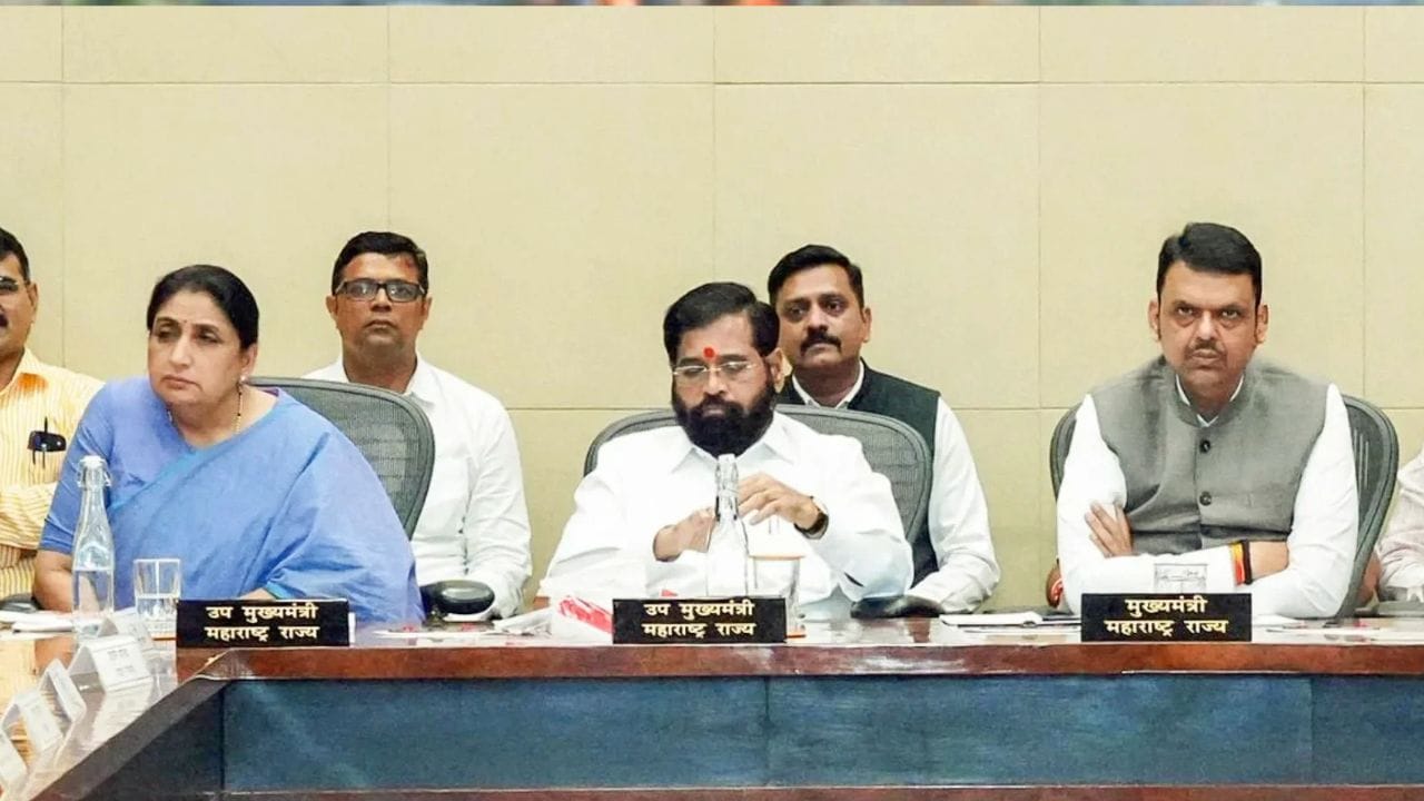 'पाच जागांच्या निकालानंतर तरी ‘महायुती’ म्हणून आत्मचिंतन करणार आहोत का?एकत्रित लढलो असतो तर पाचही जागा जिंकण्याची सहज शक्यता असताना दोन वर का थांबलो याचा विचार करणार आहोत का? असा सवाल केशव उपाध्ये यांनी केला.