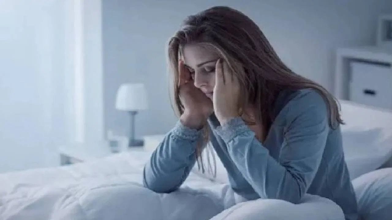 सतत थकवा आणि अशक्तपणा :किडनी रक्तातील टाकाऊ पदार्थ आणि अतिरिक्त द्रव बाहेर काढण्याचं महत्त्वाचं काम करते. किडनी जर खराब झाली तर त्यात अपायकारक पदार्थ साचू शकतात. त्यामुळे सतत थकवा, अशक्तपणा किंवा नेहमीपेक्षा कमी ऊर्जा जाणवू शकते.