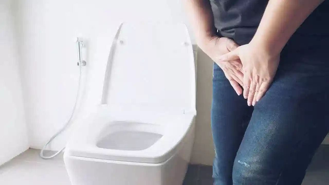 लघवीला जास्त फेस येणे :लघवीमध्ये सतत किंवा जास्त प्रमाणात फेस दिसत असेल तर त्याकडे दुर्लक्ष करू नय. काही परिस्थितींमध्ये हे लघवीत प्रोटीन जाण्याशी संबंधित असू शकते.