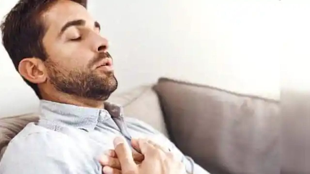 श्वास घेण्यास त्रास : किडनी खराब झाल्यावर त्याचा परिणाम फुफ्फुसांवर होतो. त्यामुळे श्वास घेण्यास त्रास होऊ शकतो.
