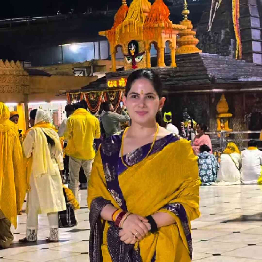 नेहमीप्रमाण जया किशोरी यांच्या डोक्यावर काळ्या रंगाची टिकली आहे. कानात छोटे इयररिंग्स आहेत. त्याशिवाय एका हातात लाल रंगाच्या बांगड्या घातल्या आहेत. त्यांनी स्वत: इन्स्टाग्राम स्टोरीवर हा फोटो शेअर केलाय. त्याशिवाय मंदिराचे फोटो सुद्धा इन्स्टाग्राम स्टोरीवर शेअर केलेत. 