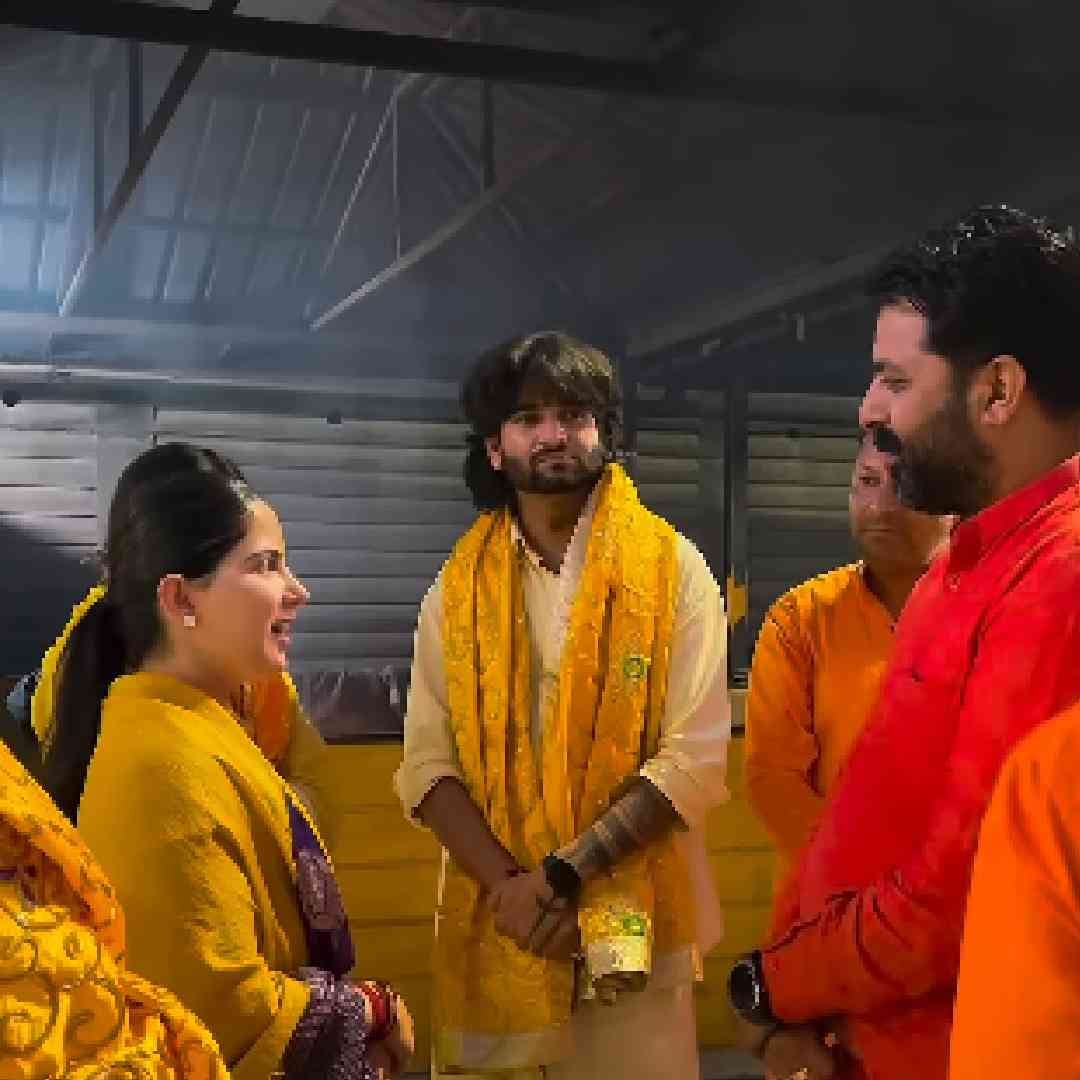 जया किशोरी यांचं साधं राहणीमान हे सुद्धा त्यांचं एक वैशिष्ट्य आहे. बऱ्याचदा त्या अनारकली सूटमध्ये दिसतात. पण यावेळी त्या मां बगलामुखी मंदिरात साडी नेसून आलेल्या. त्याशिवाय त्यांचे सूटमधील फोटो सुद्धा समोर आलेत. सिंपल लूकमध्ये त्या खूप सुंदर दिसतायत.   