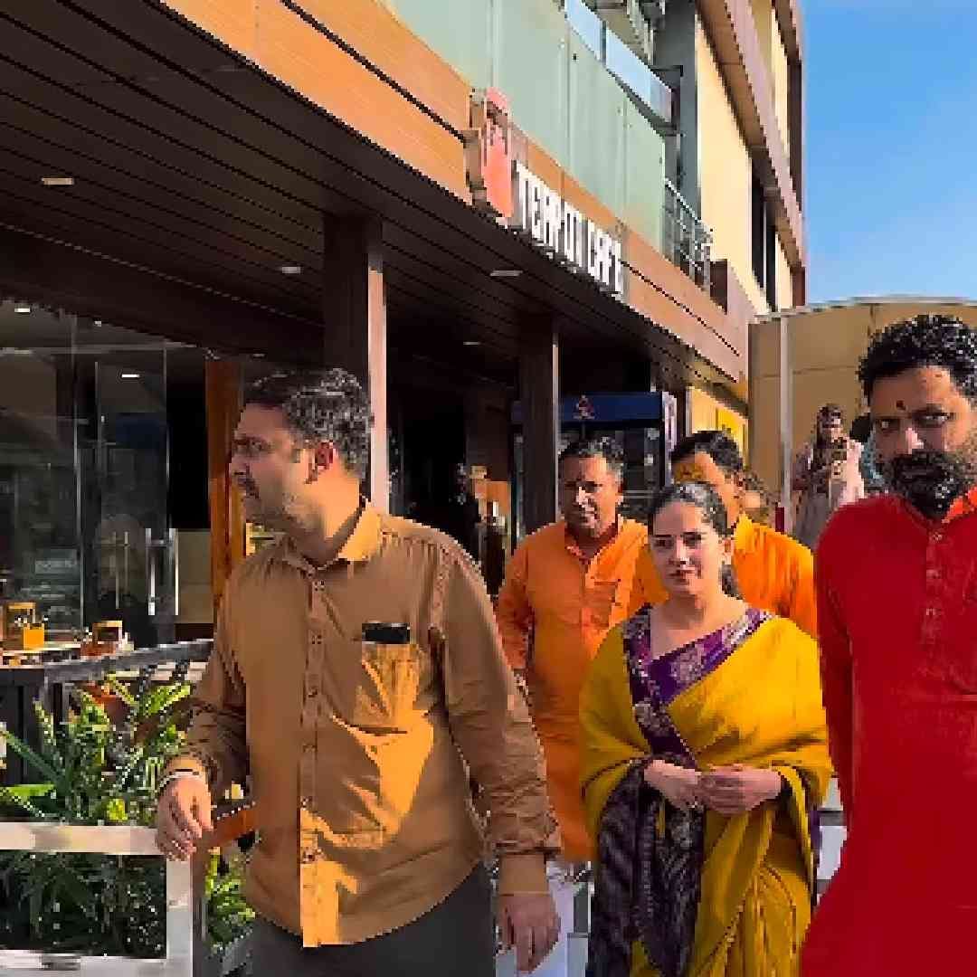  कांगडाच्या प्रसिद्ध श्री बगलामुखी मंदिरात त्या पिवळी साडी नेसून दर्शनासाठी पोहोचल्या. जया किशोरी नेहमी सूटमध्ये दिसतात. जया किशोरी साडीमध्ये सुद्धा खूप सुंदर दिसत आहेत. हळदी रंगाची त्यांनी साडी नेसली आहे. त्यावर मीडियम साइजची पर्पल कलरची बॉर्डर आहे. 