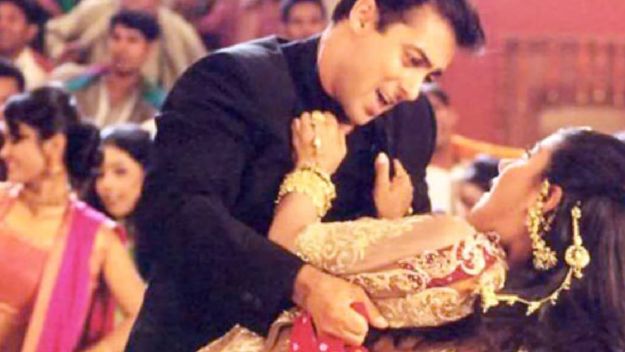 खरं तर सलमान खानने या चित्रपटात ‘अमन’च्या भूमिकेत कॅमिओ केला. त्याच्या या भूमिकेला प्रेक्षकांनी भरभरून पसंती दिली. तसेच अनुपम खेर, फरीदा जलाल, अर्चना पूरण सिंह आणि लहान अंजलीच्या भूमिकेत दिसलेली सना सईद यांनीही आपल्या दमदार अभिनयाने सर्वांची मनं जिंकली. चित्रपटाच्या यशासोबतच त्यातील कलाकारांनी घेतलेल्या मानधनाचीही नेहमीच चर्चा होत असते.