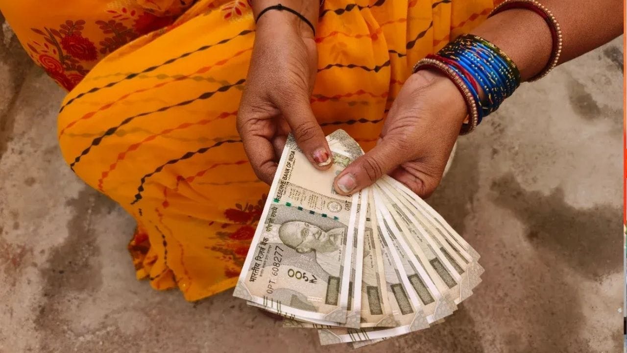 अंगणवाडी पोषण आहार शिजवणाऱ्या आशा सेविकांना मानधन देण्याचीही मागणी करण्यात आली. किसान सभेचे डॉ.अजित नवले यांच्या नेतृत्वात मोर्चाला सुरूवात करण्यात आली. 