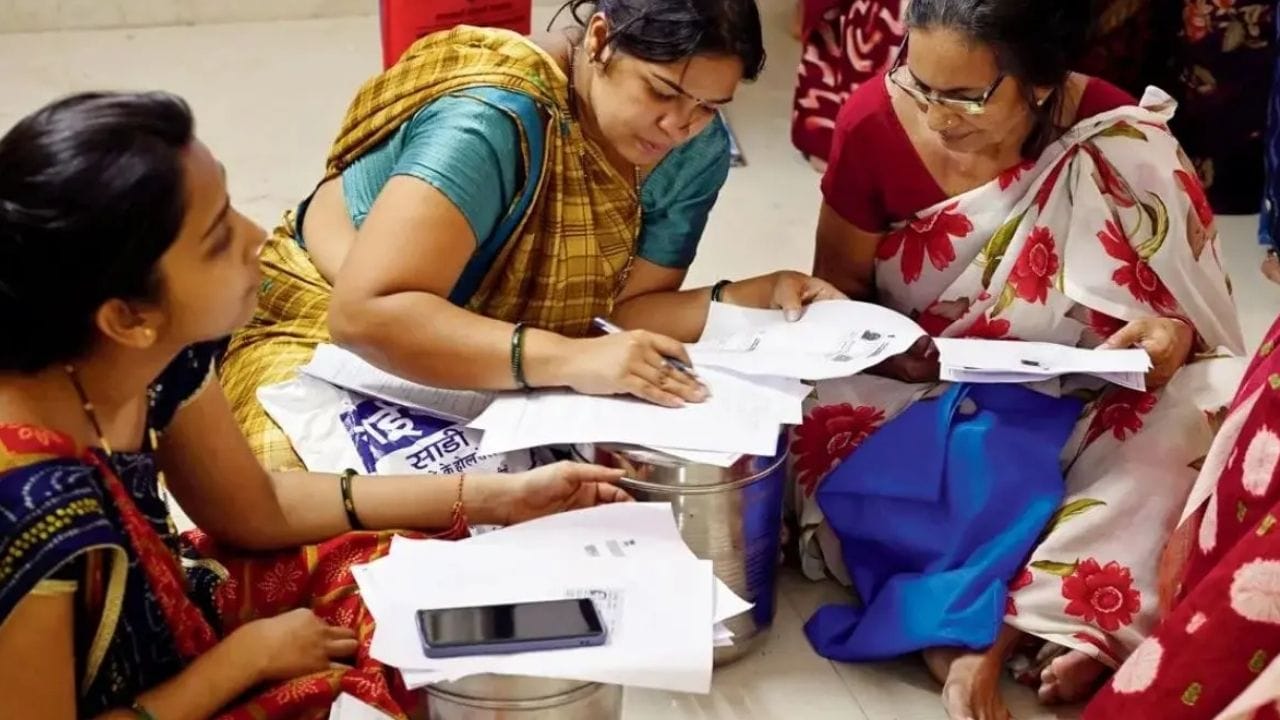 केवायसी प्रकिया पुन्हा सुरू करून अपात्र ठरलेल्या महिलांना योजनेचा लाभ द्या, अशी मागणी या महिलांनी केली आहे.  दिवाळीआधी योजनेचा लाभ मिळावा, तसेच 1500 ऐवजी 2100 रुपये देण्याच्या घोषणेची अंमलबजावणी करा, अशी मागणी या महिलांनी केली. 