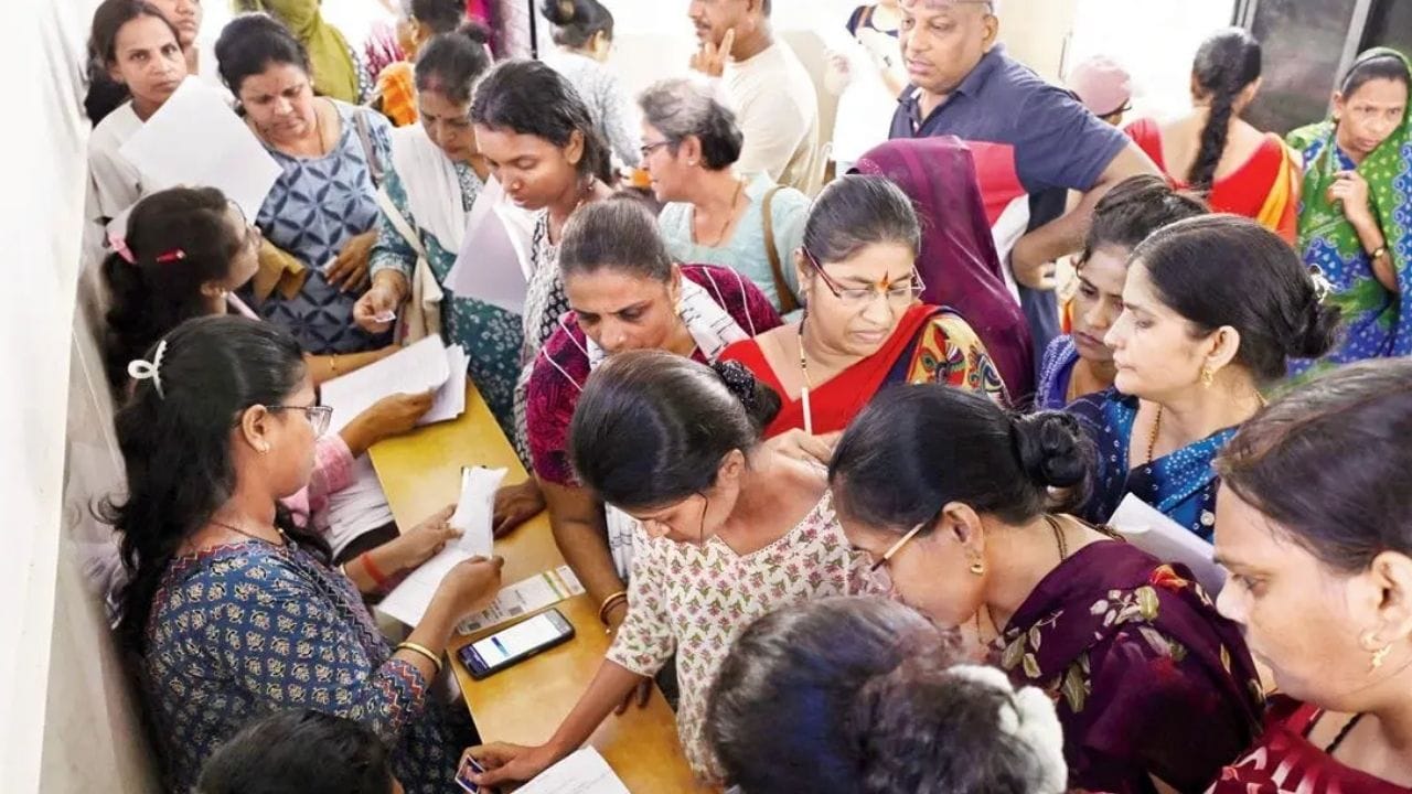 गृहिणी , मोलमजुरी, घरकाम करणाऱ्या, आदिवासी महिलांचे लाडक्या बहीण योजनेचे अनुदान बंद झाल्याचं वास्तव समोर आलं आहे. त्यामुळे या लाडक्या बहि‍णींनी आक्रमक पवित्रा घेतला आहे. 