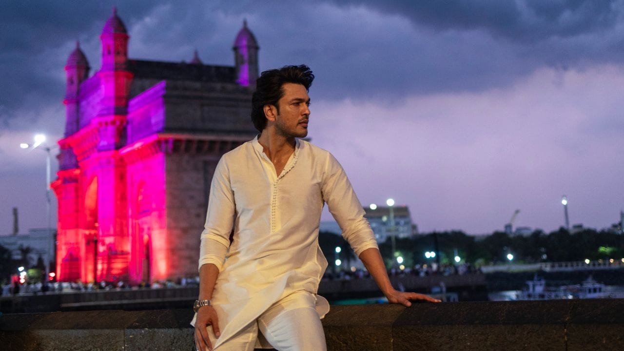 ललितने शेअर केलेल्या फोटोंवर चाहत्यांनी भरभरून कमेंट्स केल्या आहेत. एका फॅनने कमेंटमध्ये अॅक्टर सो गोटेड असं म्ह़टलंय, तर दुसऱ्याने अथांग समु्द्राएवढं यश प्राप्त व्हावं अशी इच्छाही बोलून दाखवली आहे.तर कोणी त्याच्या अॅक्टिंगचे कौतुक केले आहे.