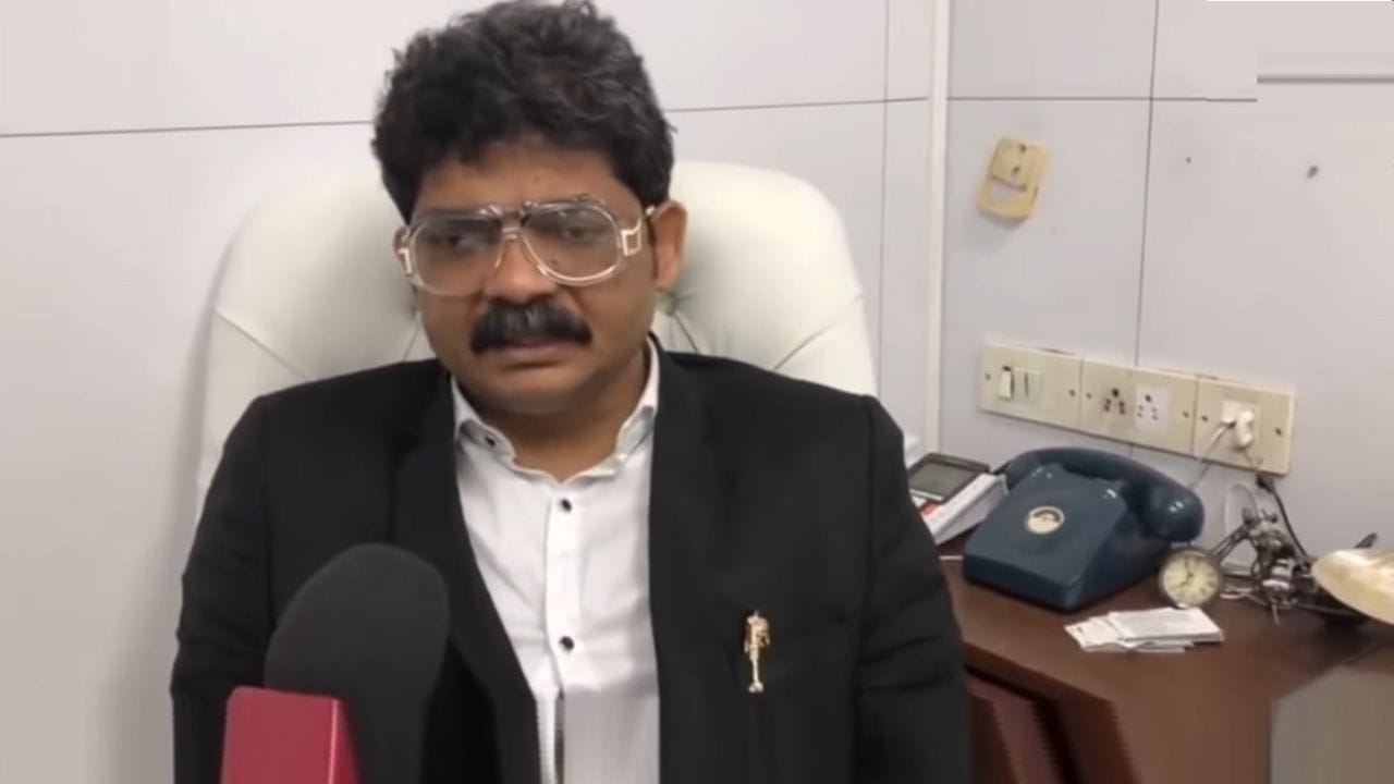...मगर असो वा दाढीवाला अजगर असो कोणी वाचणार नाही, पुर्णेकर हत्ये प्रकरणात सदावर्ते म्हणाले की... ...मगर असो वा दाढीवाला अजगर असो कोणी वाचणार नाही, पुर्णेकर हत्ये प्रकरणात सदावर्ते म्हणाले की...