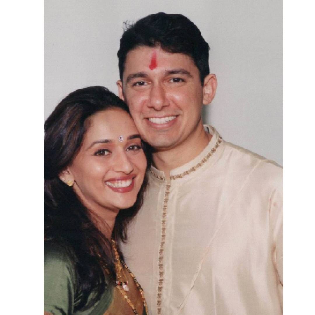 माधुरी दीक्षितने 1999 मध्ये करिअरच्या शिखरावर असताना डॉ. श्रीराम नेने यांच्याशी लग्न केलं. त्यावेळी माधुरी हिंदी चित्रपटसृष्टीतील आघाडीच्या अभिनेत्रींपैकी एक होती. मात्र, तिचा जीवनसाथी चित्रपटसृष्टीबाहेरील होता. डॉ. नेने हे हृदयरोगतज्ज्ञ असून अमेरिकेत वैद्यकीय क्षेत्रात कार्यरत होते.