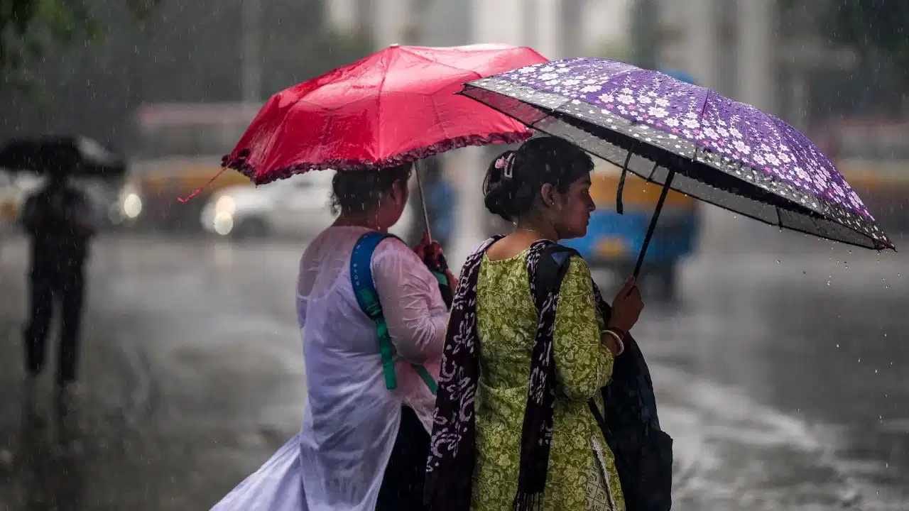 Rain Alert : 27, 28 ऑक्टोबरला महाराष्ट्रात तुफान पाऊस, IMD च्या ताज्या अंदाजात महत्त्वाची माहिती; कुठे कुठे बरसणार? Rain Alert : 27, 28 ऑक्टोबरला महाराष्ट्रात तुफान पाऊस, IMD च्या ताज्या अंदाजात महत्त्वाची माहिती; कुठे कुठे बरसणार?