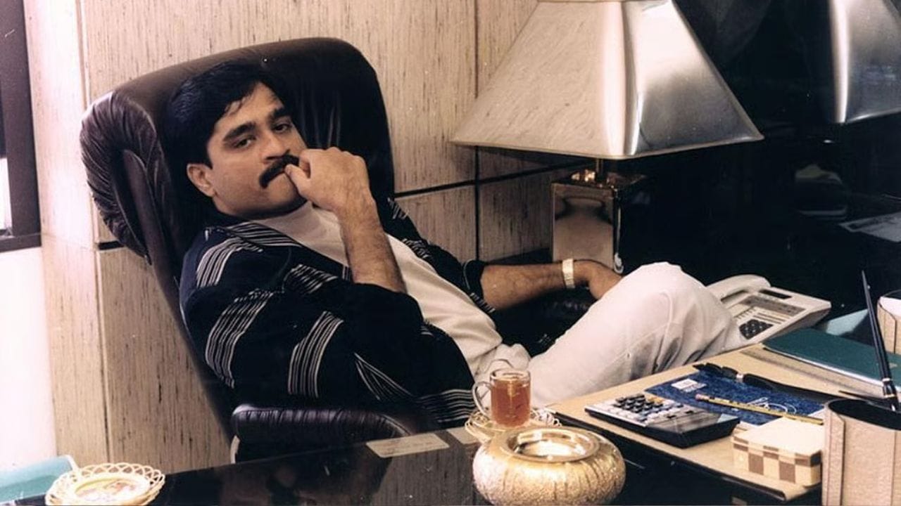 Dawood Ibrahim : सुप्रसिद्ध बॉलिवूड अभिनेत्रीच्या प्रेमात आकंठ बुडालेला दाऊद इब्राहिम, निर्मात्याला गमवावा लागला जीव, काय घडलेलं? Dawood Ibrahim : सुप्रसिद्ध बॉलिवूड अभिनेत्रीच्या प्रेमात आकंठ बुडालेला दाऊद इब्राहिम, निर्मात्याला गमवावा लागला जीव, काय घडलेलं?