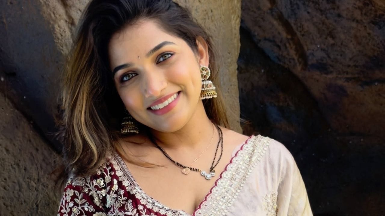 Jahnavi Killekar : माझा मेंदू बंद पडला, मला वाटलं आता मी मरणार...पदरात दीड महिन्याचा लेक अन् ओढावलं संकट, जान्हवी किल्लेकरनं सांगितला प्रसंग Jahnavi Killekar : माझा मेंदू बंद पडला, मला वाटलं आता मी मरणार...पदरात दीड महिन्याचा लेक अन् ओढावलं संकट, जान्हवी किल्लेकरनं सांगितला प्रसंग